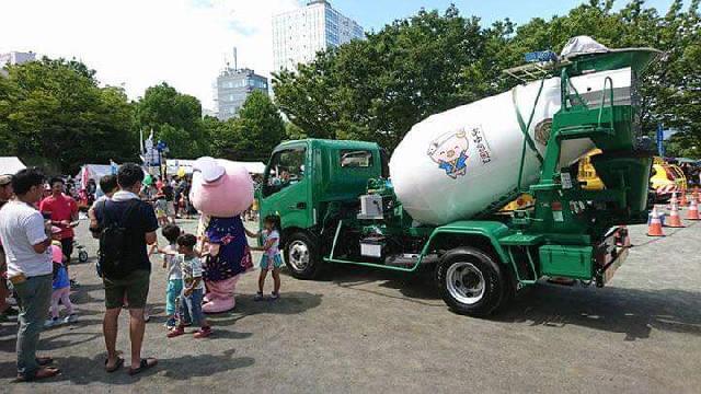 【中型ミキサー車ドライバー】月給28万〜！安定収入！未経験OK！寮完備＆土日祝休み