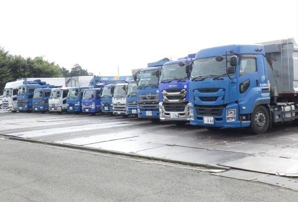 【所沢市／大型車ドライバー】「残業」「長距離運行」ほぼ無し／運ぶモノは硬いけど、運ぶヒトは柔らかく。そんな「あなた」を待っています！