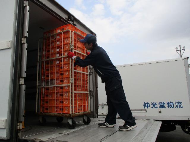 笠間市/中型トラックドライバー/完全週休2日制/月収34万円可能かつカゴ台車使用で手積みなし